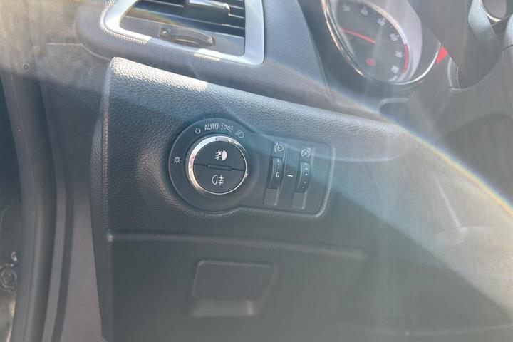 Sort Opel Astra fra 2014