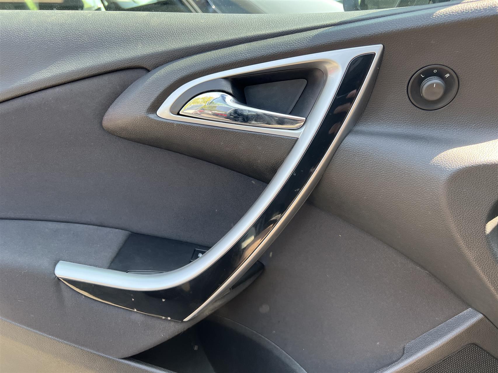 Sort Opel Astra fra 2014
