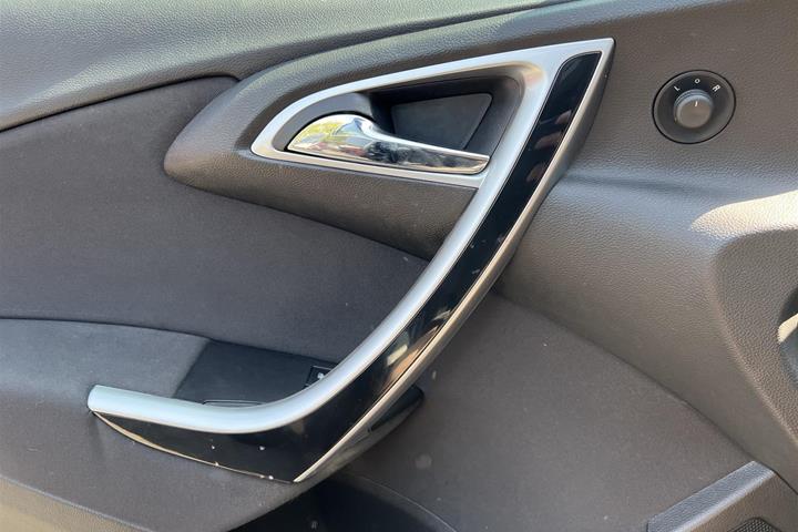 Sort Opel Astra fra 2014