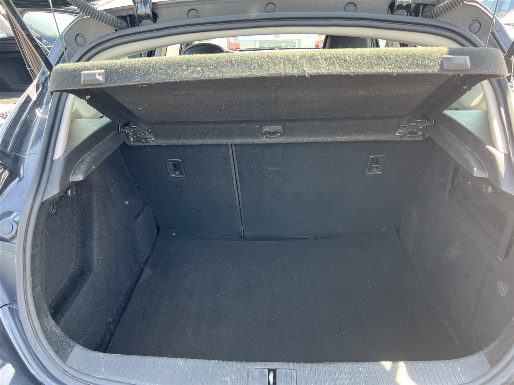 Sort Opel Astra fra 2014