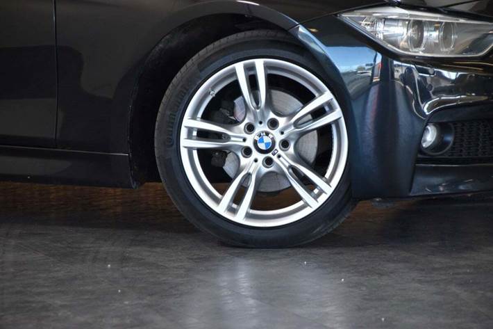 Sort BMW 320d fra 2015