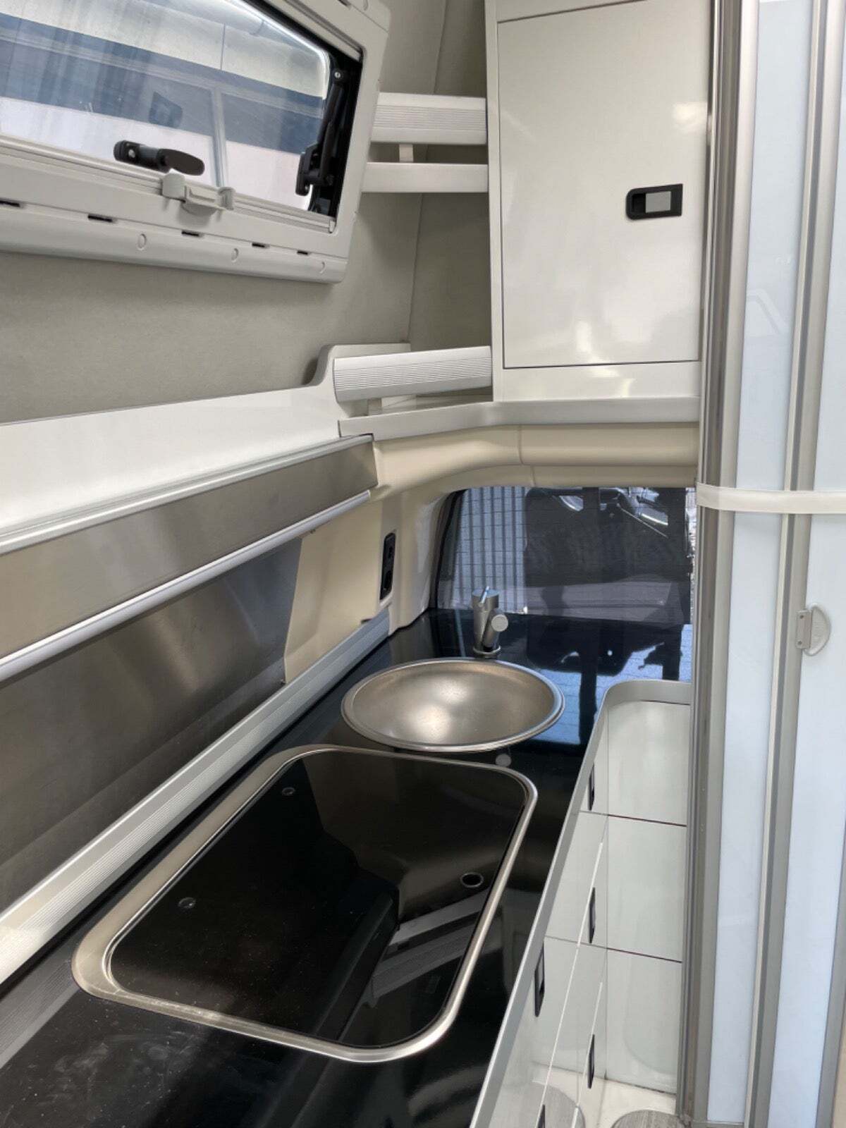 Grå VW Westfalia fra 2016