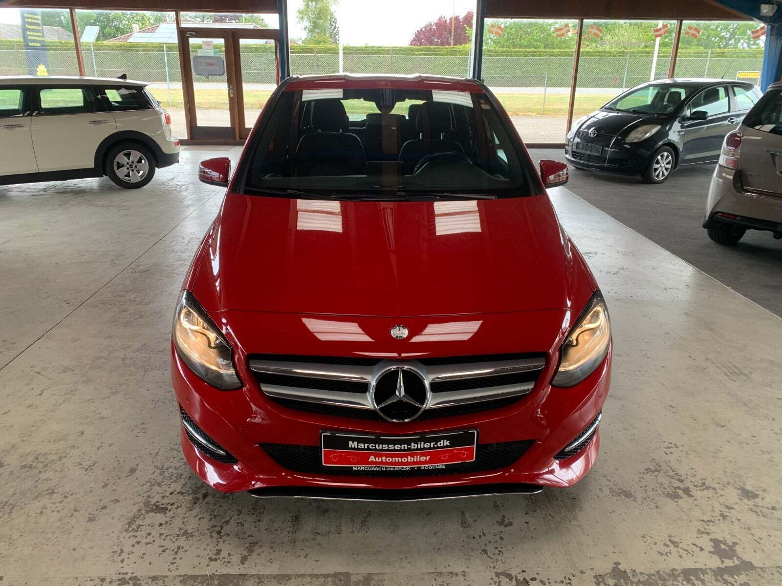 Rød Mercedes B200 fra 2015