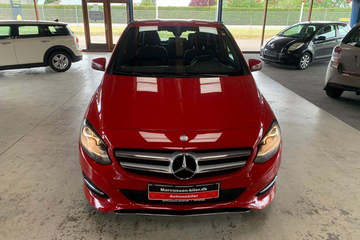 Rød Mercedes B200 fra 2015