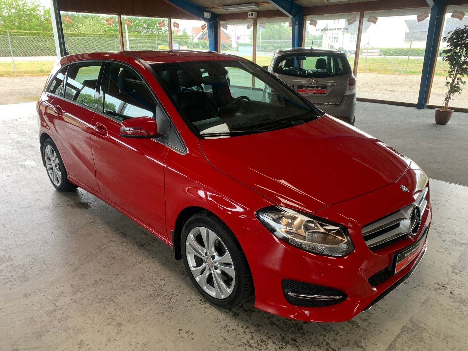 Rød Mercedes B200 fra 2015