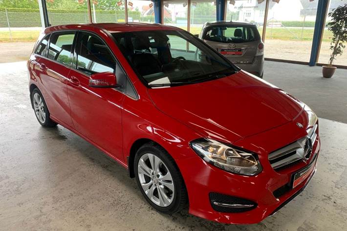 Rød Mercedes B200 fra 2015