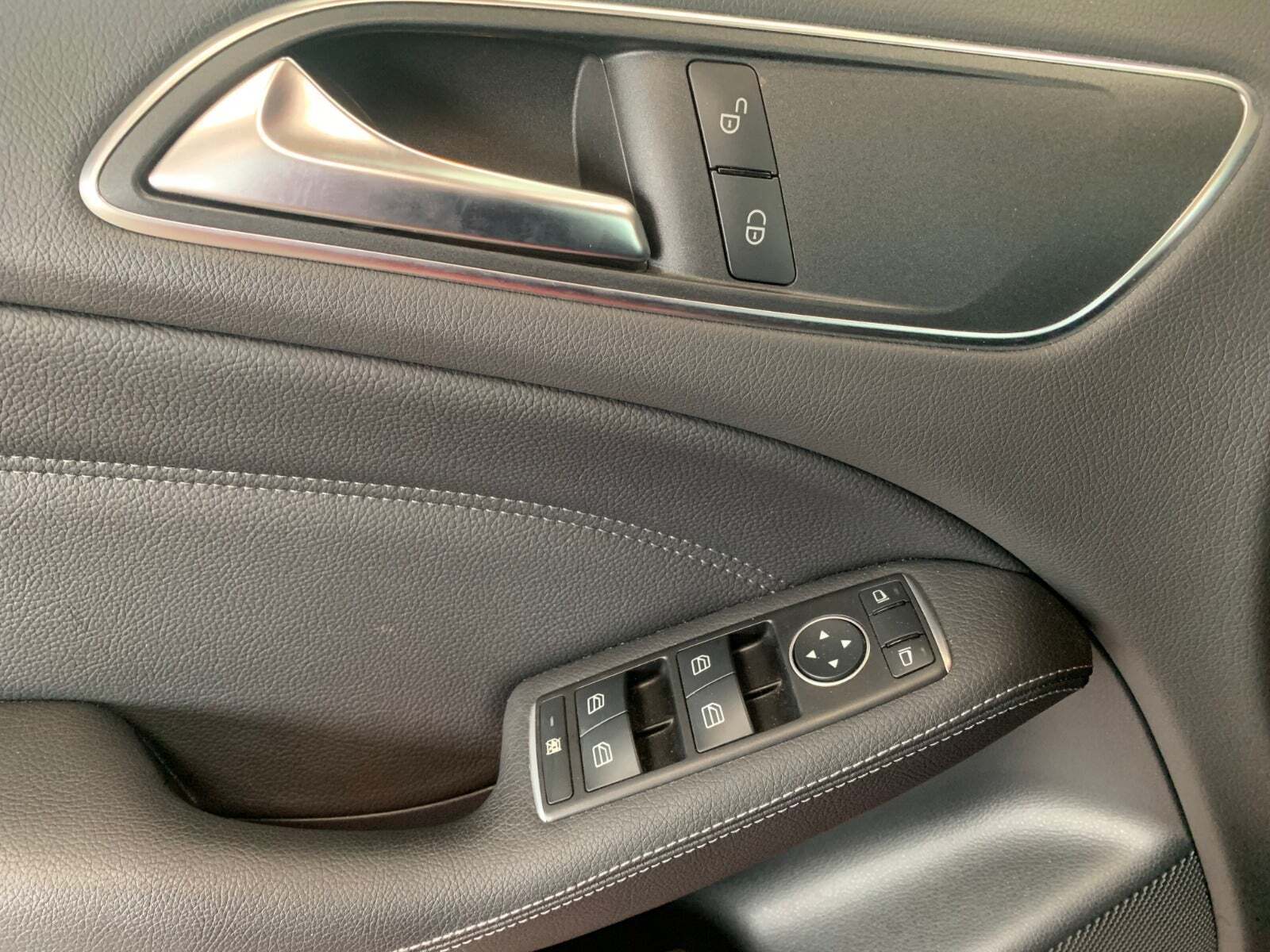 Rød Mercedes B200 fra 2015