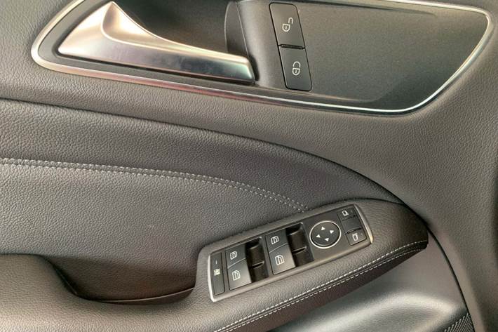 Rød Mercedes B200 fra 2015