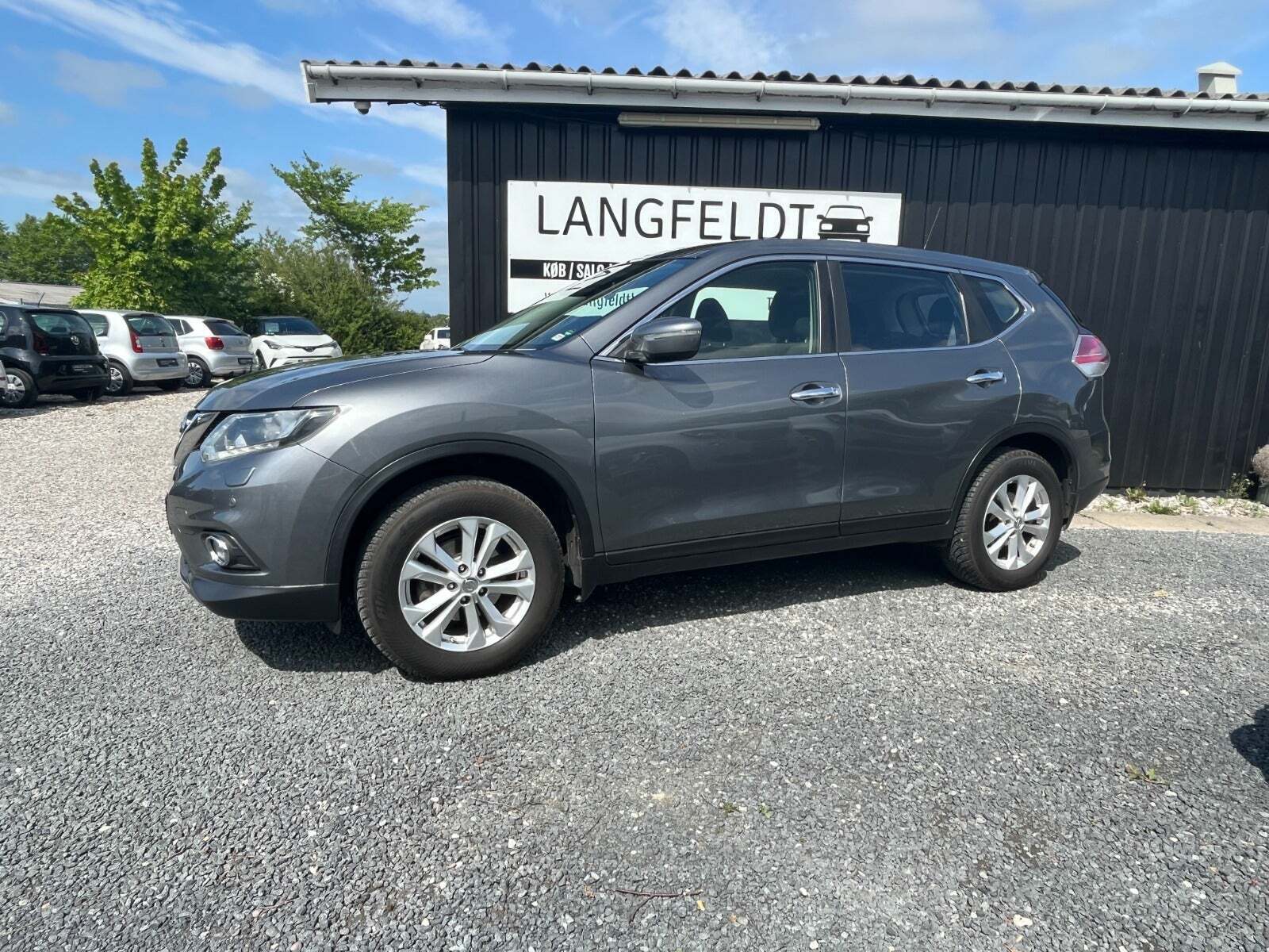 Grå Nissan X-Trail fra 2017