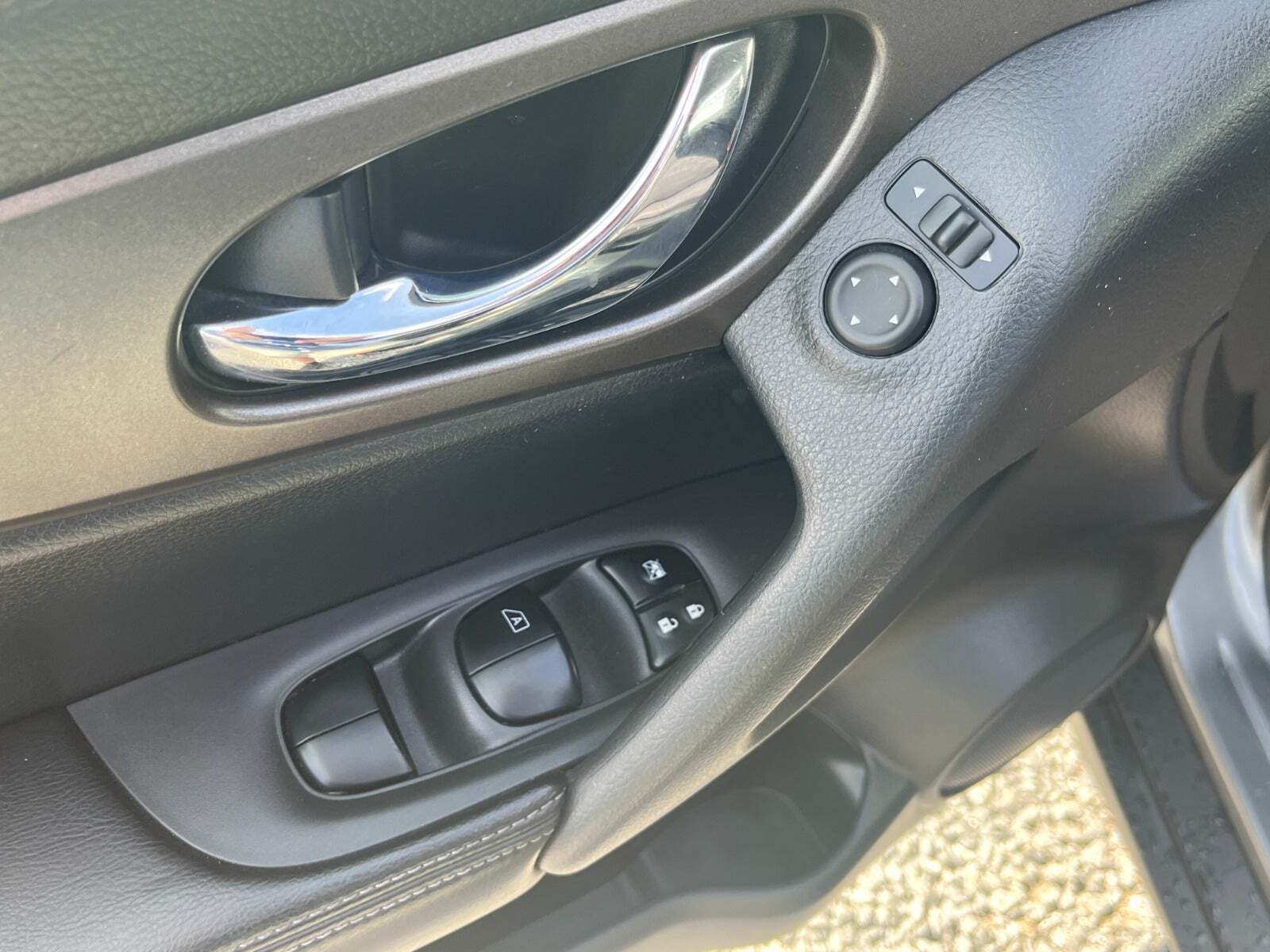 Grå Nissan X-Trail fra 2017