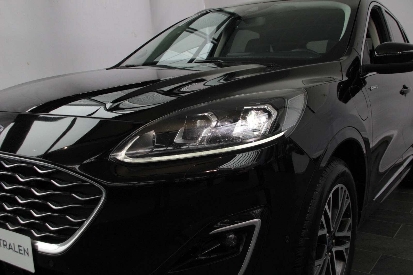 Grå Ford Kuga fra 2021