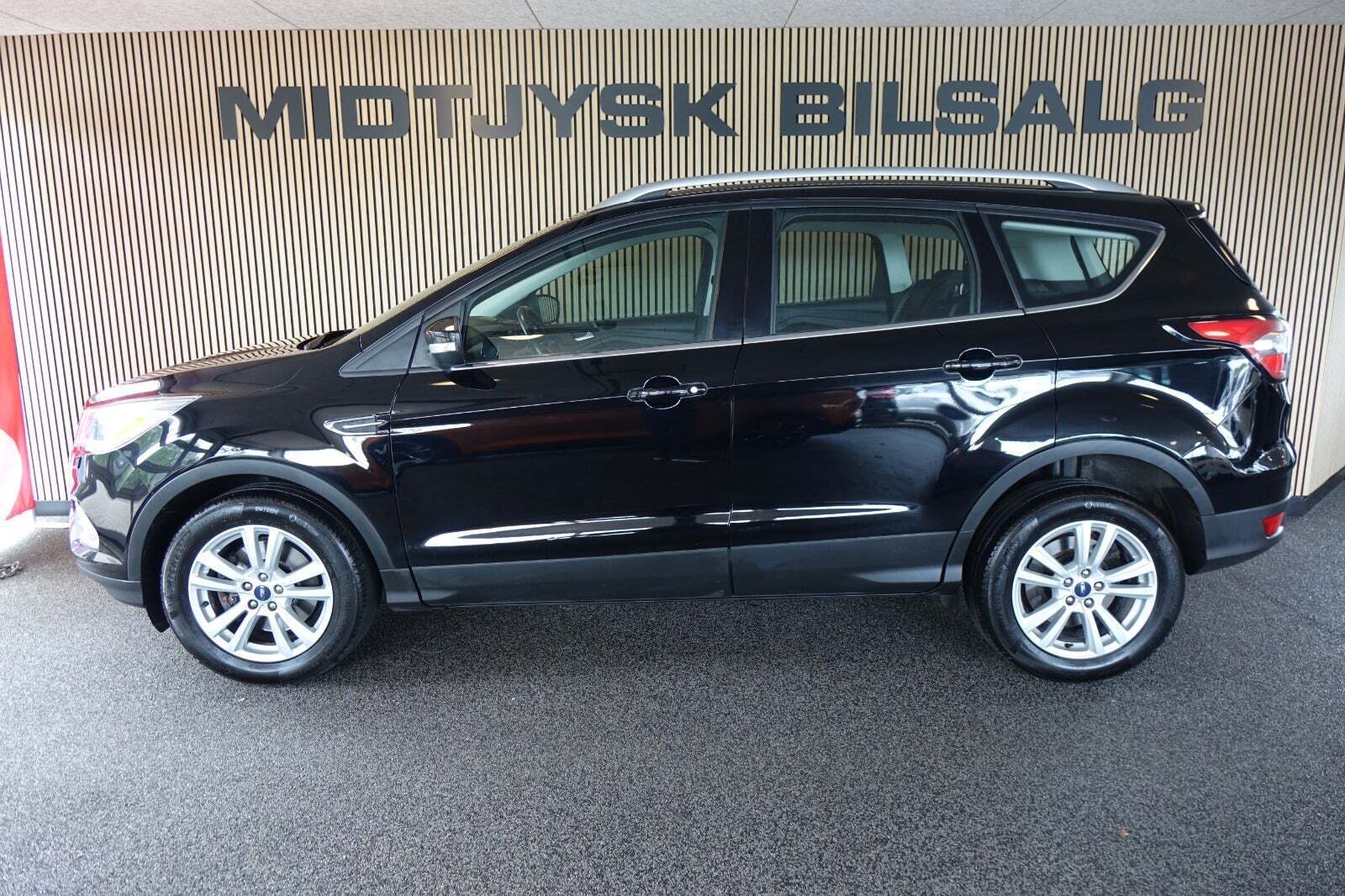 Sort Ford Kuga fra 2017