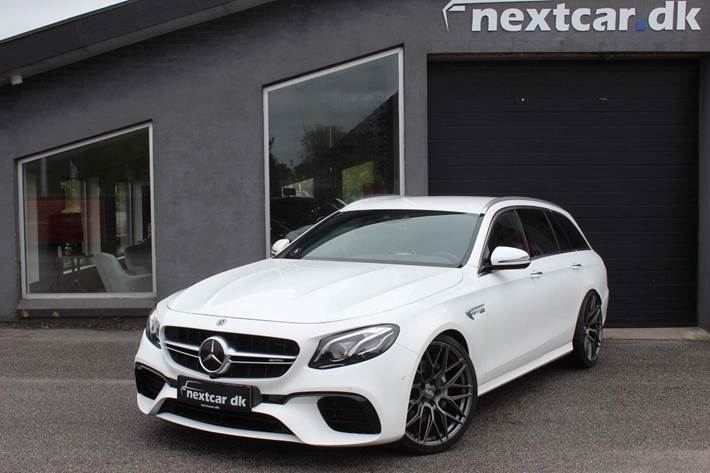 Hvid Mercedes E63 fra 2018 set udefra