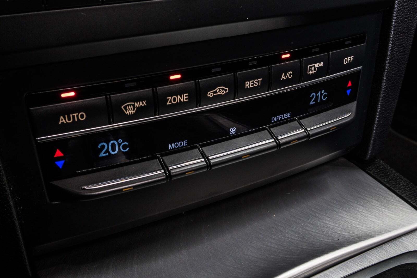 Hvid Mercedes E500 fra 2010