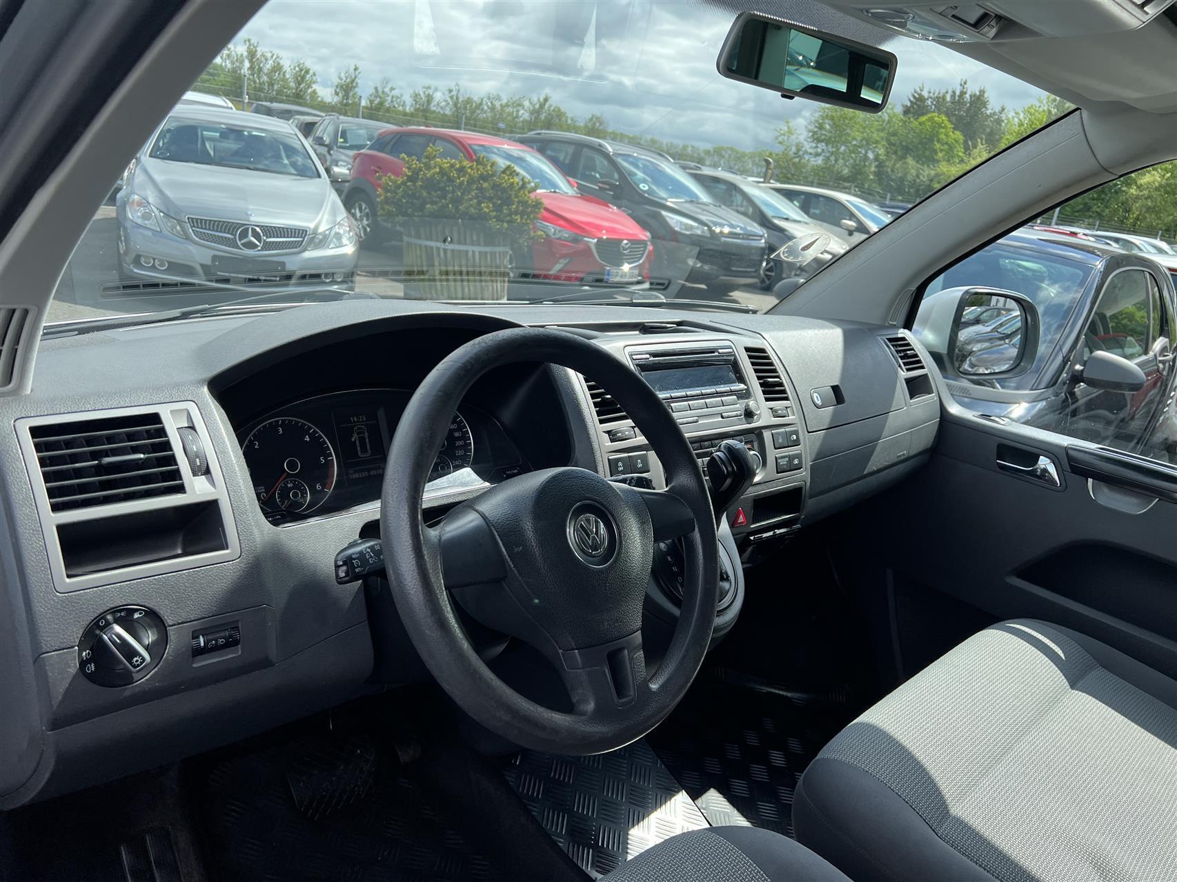 Sølv VW Caravelle fra 2013