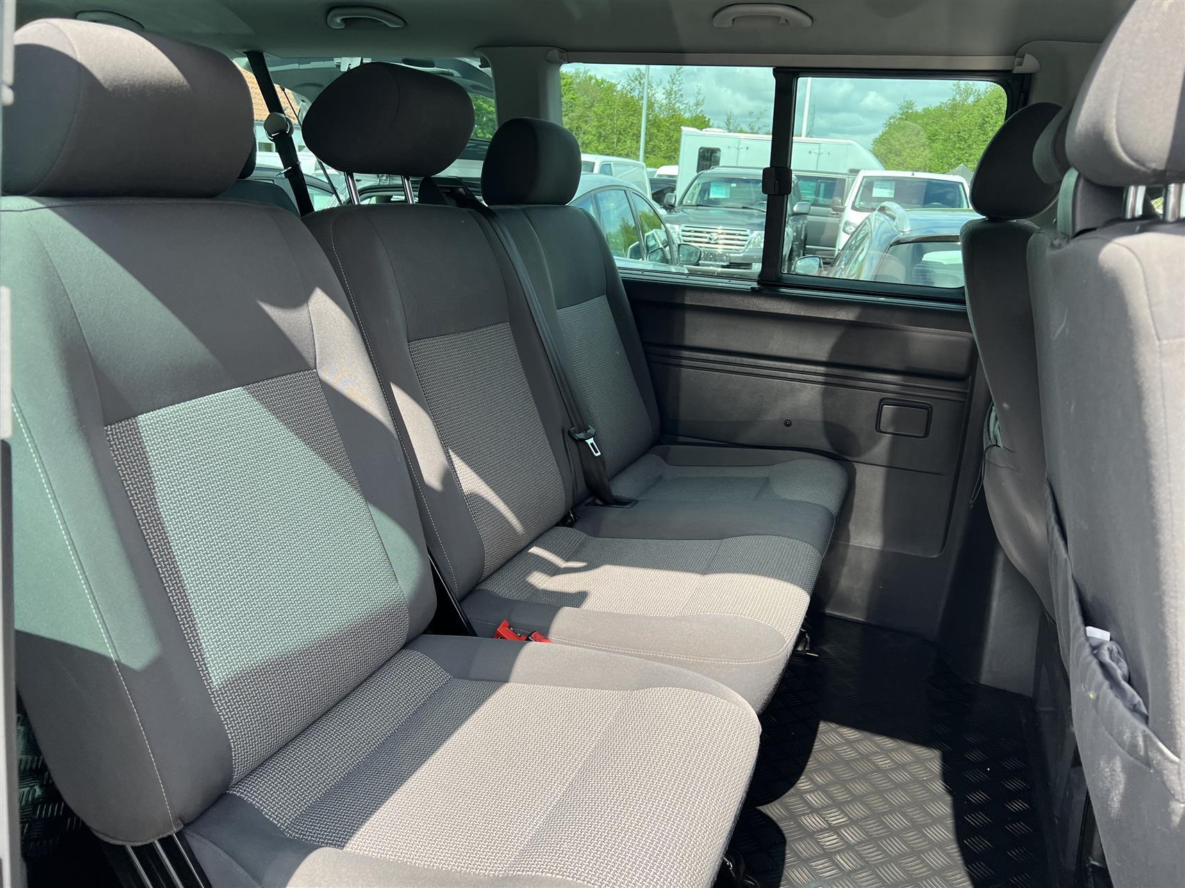 Sølv VW Caravelle fra 2013
