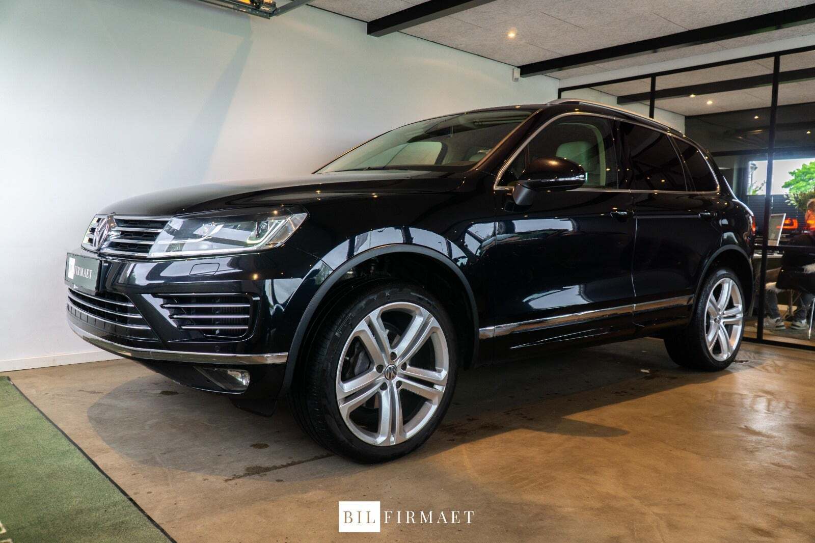 Grå VW Touareg fra 2016