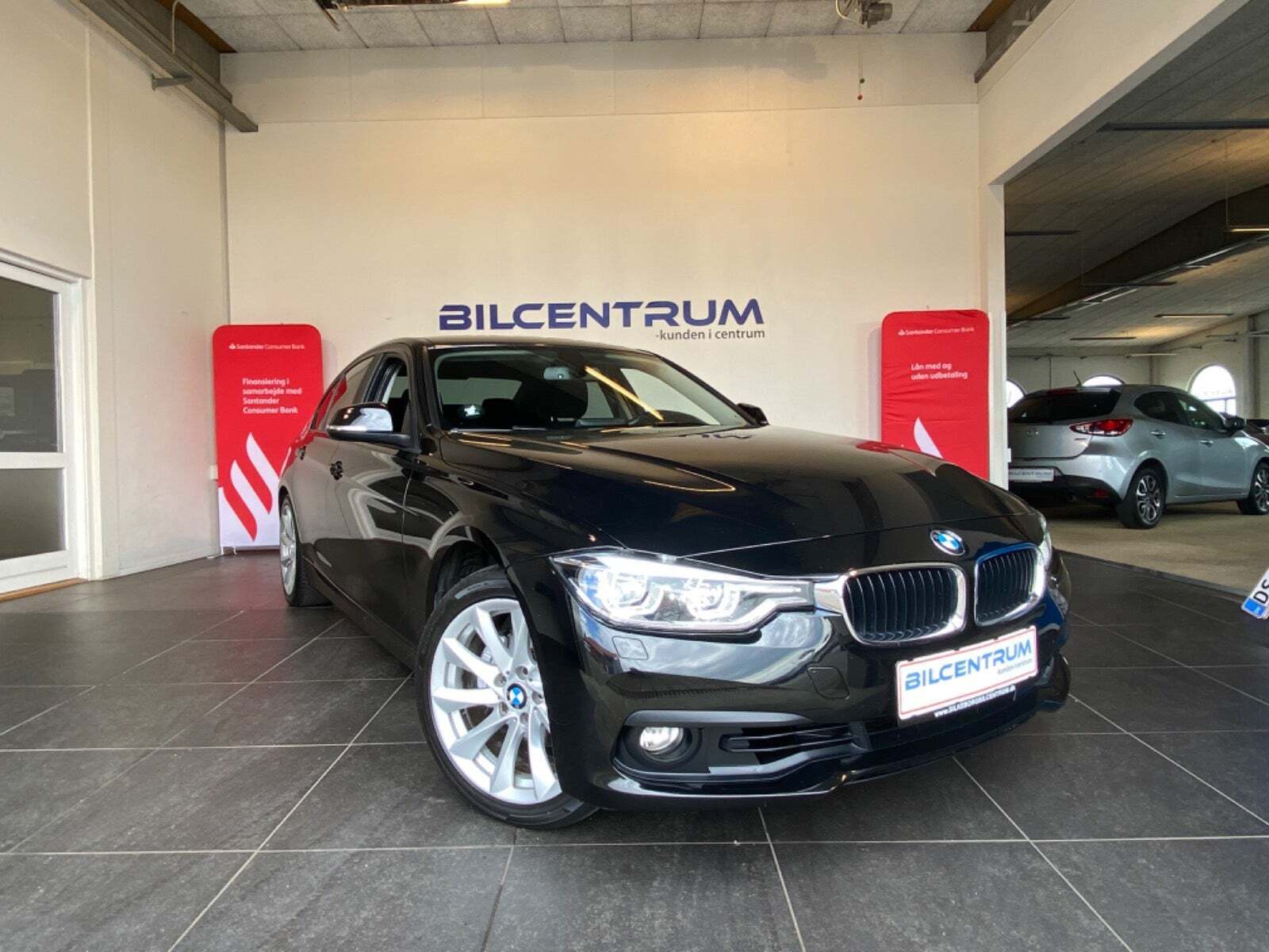Sort BMW 330e fra 2016