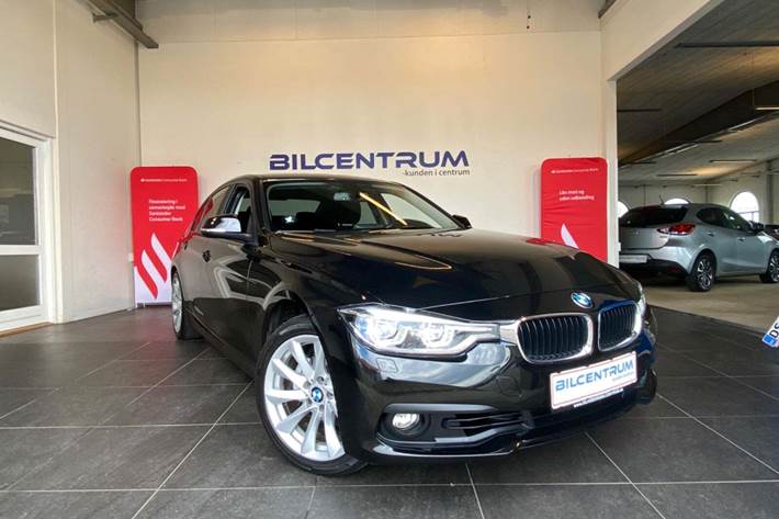 Sort BMW 330e fra 2016