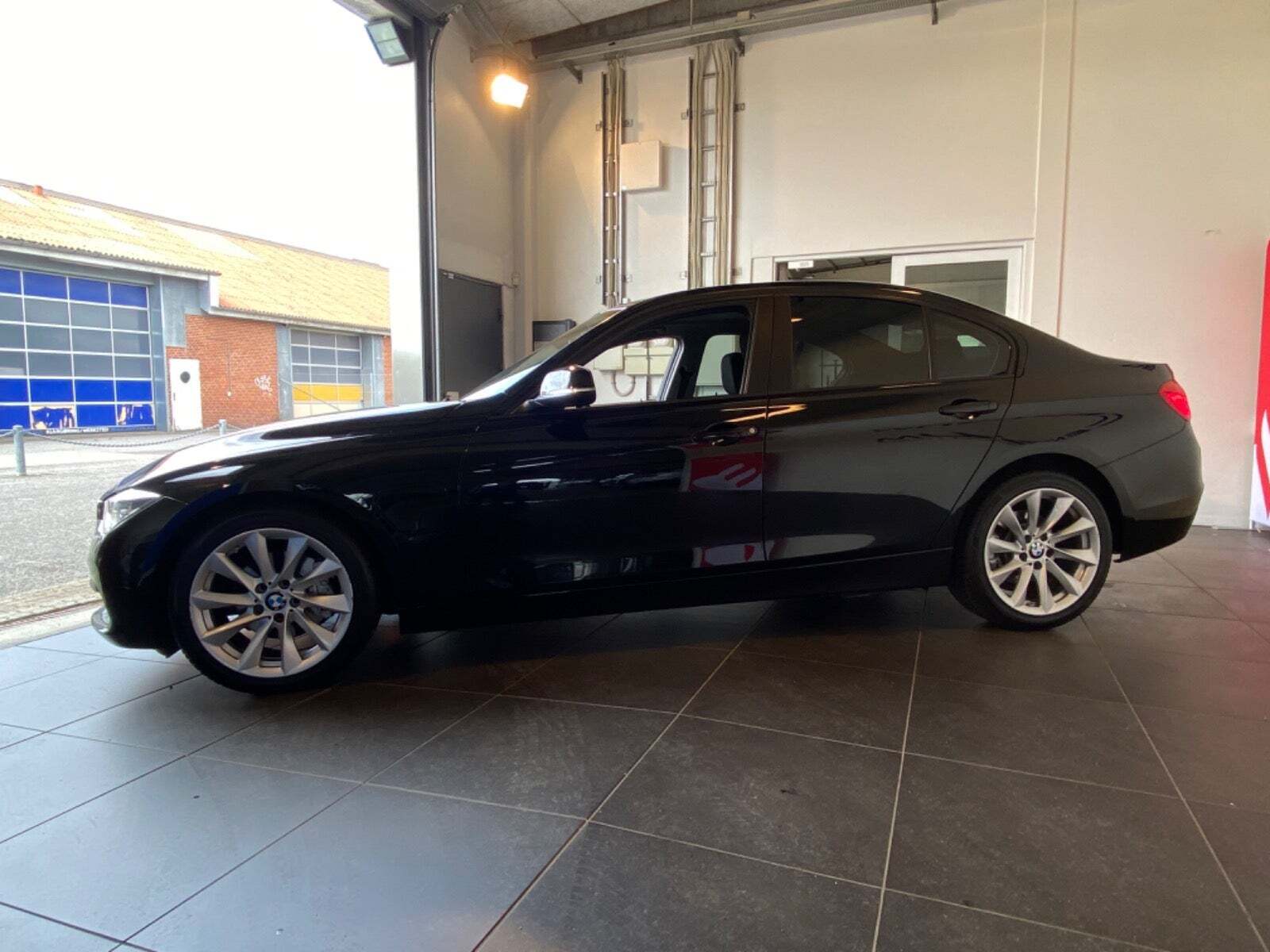 Sort BMW 330e fra 2016