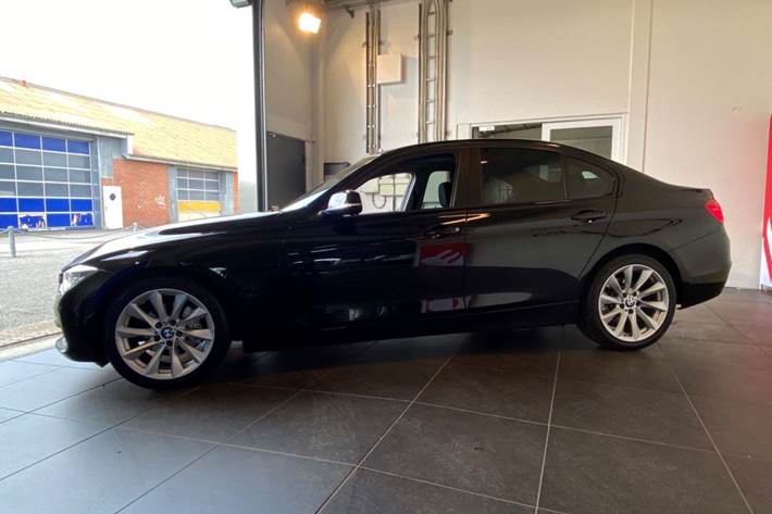Sort BMW 330e fra 2016