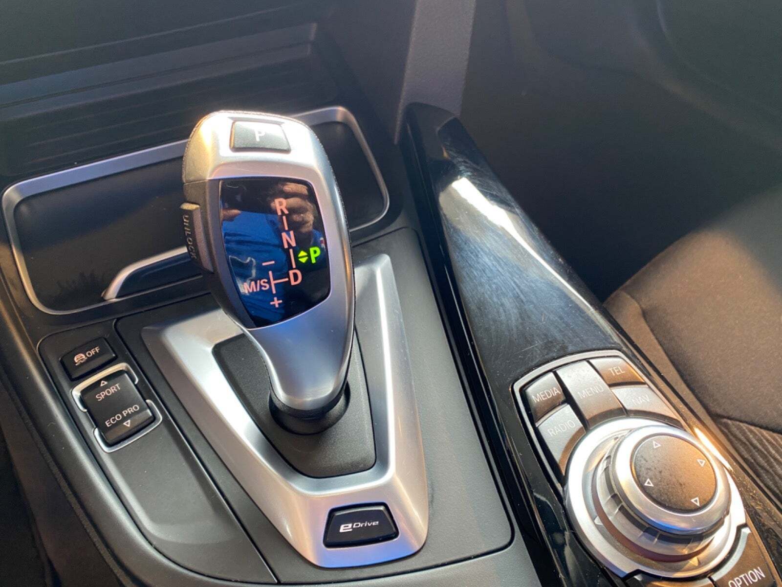 Sort BMW 330e fra 2016