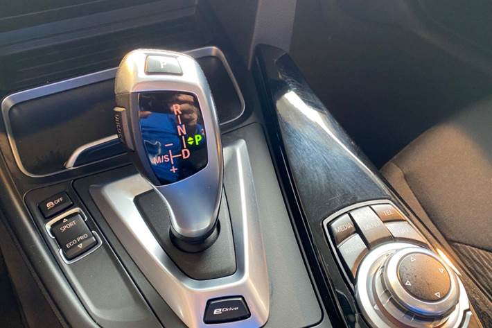 Sort BMW 330e fra 2016