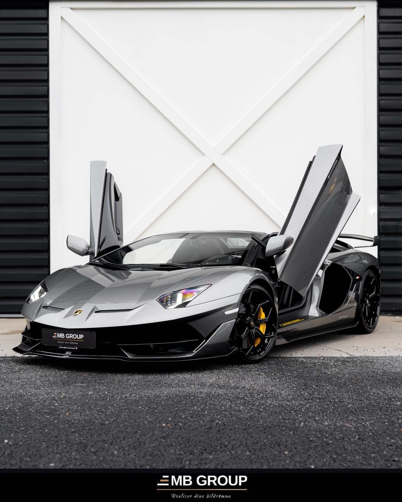 Grå Lamborghini Aventador fra 2021