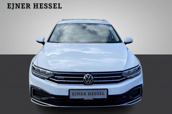 Hvid VW Passat fra 2020