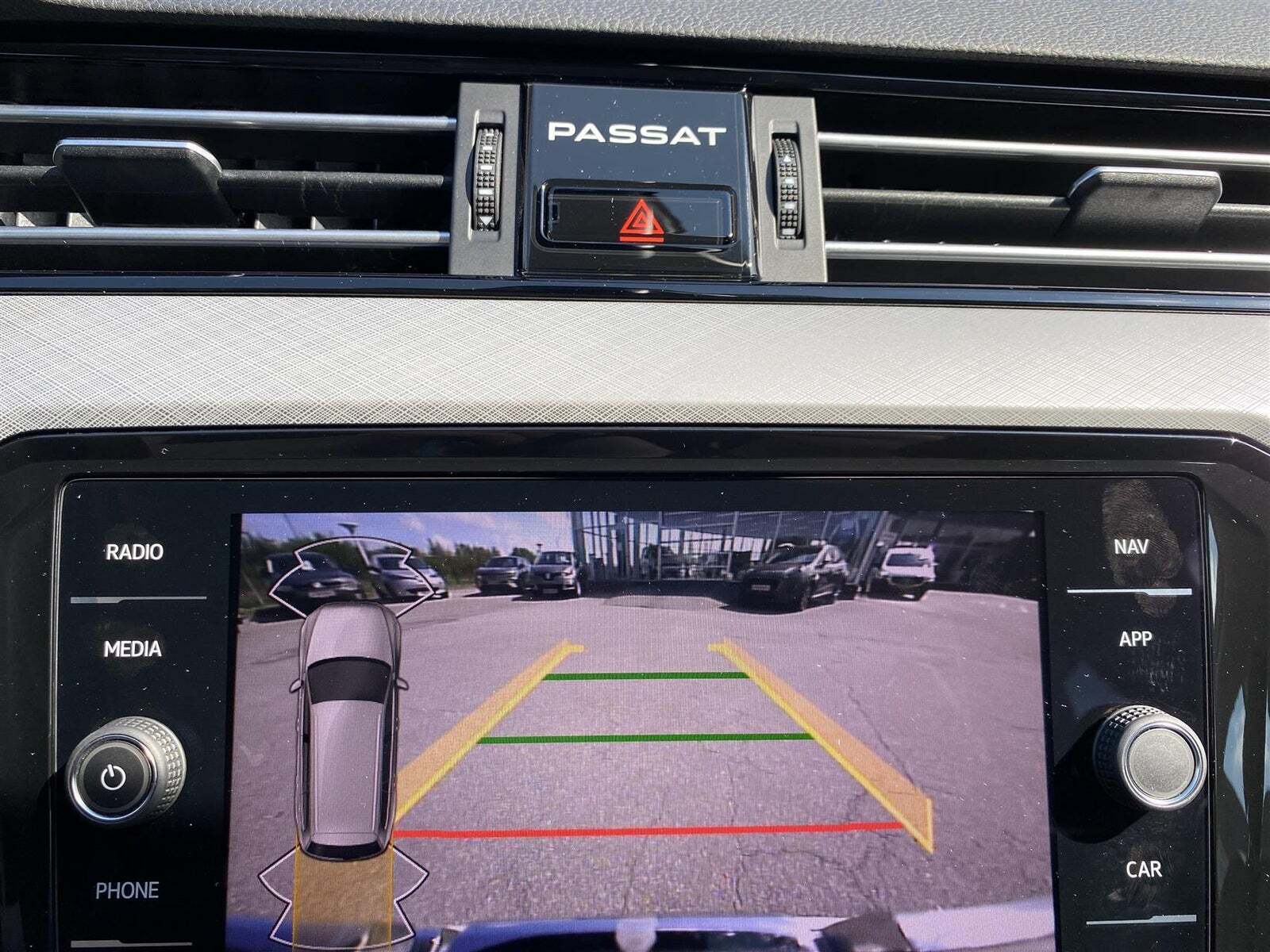 Hvid VW Passat fra 2020