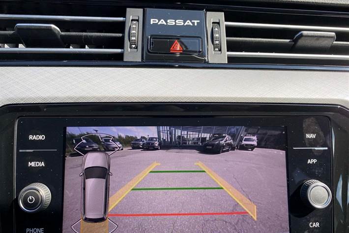 Hvid VW Passat fra 2020
