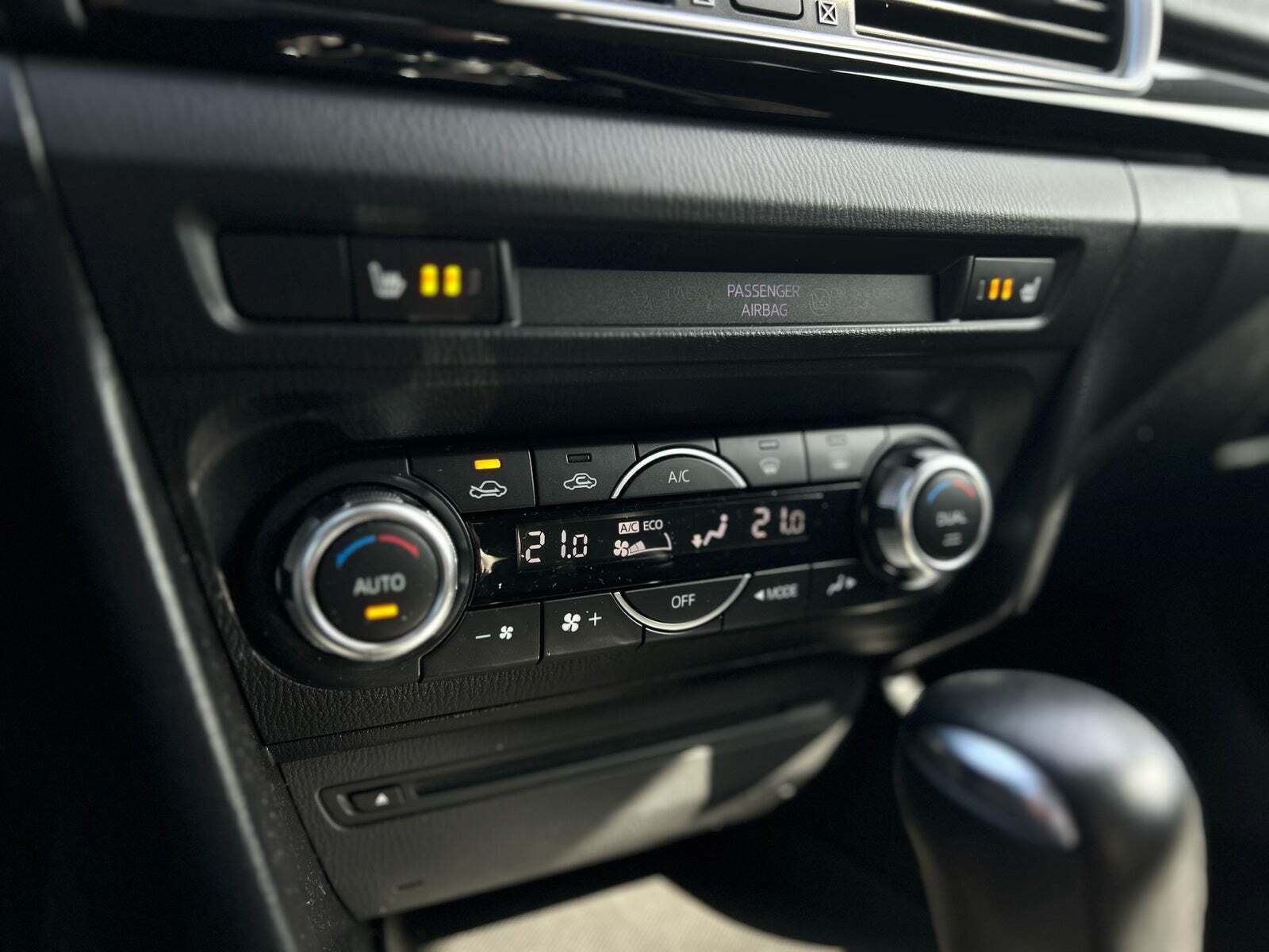 Brun Mazda 3 fra 2015