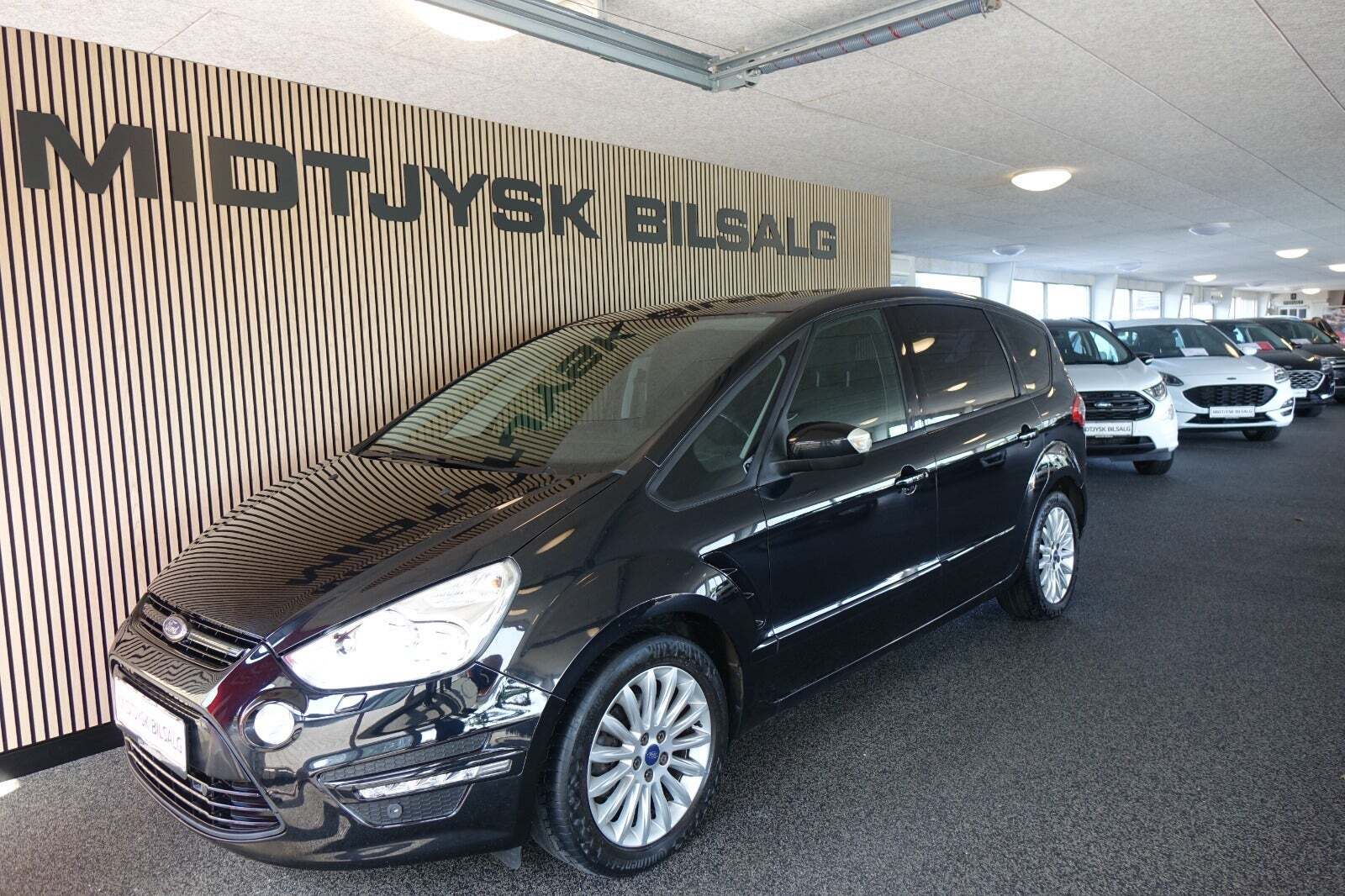 Grå Ford S-MAX fra 2014