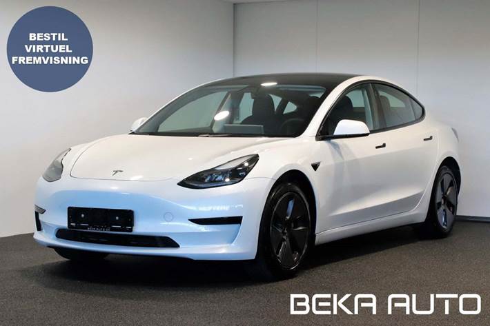 Grå Tesla Model 3 fra 2022