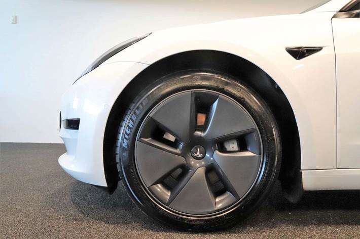 Grå Tesla Model 3 fra 2022