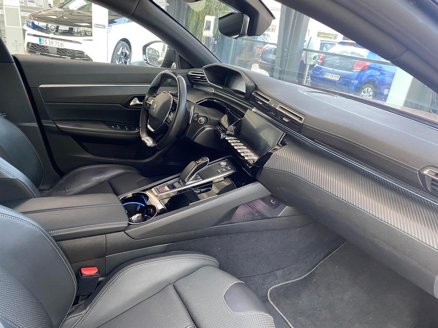 Rød Peugeot 508 fra 2020