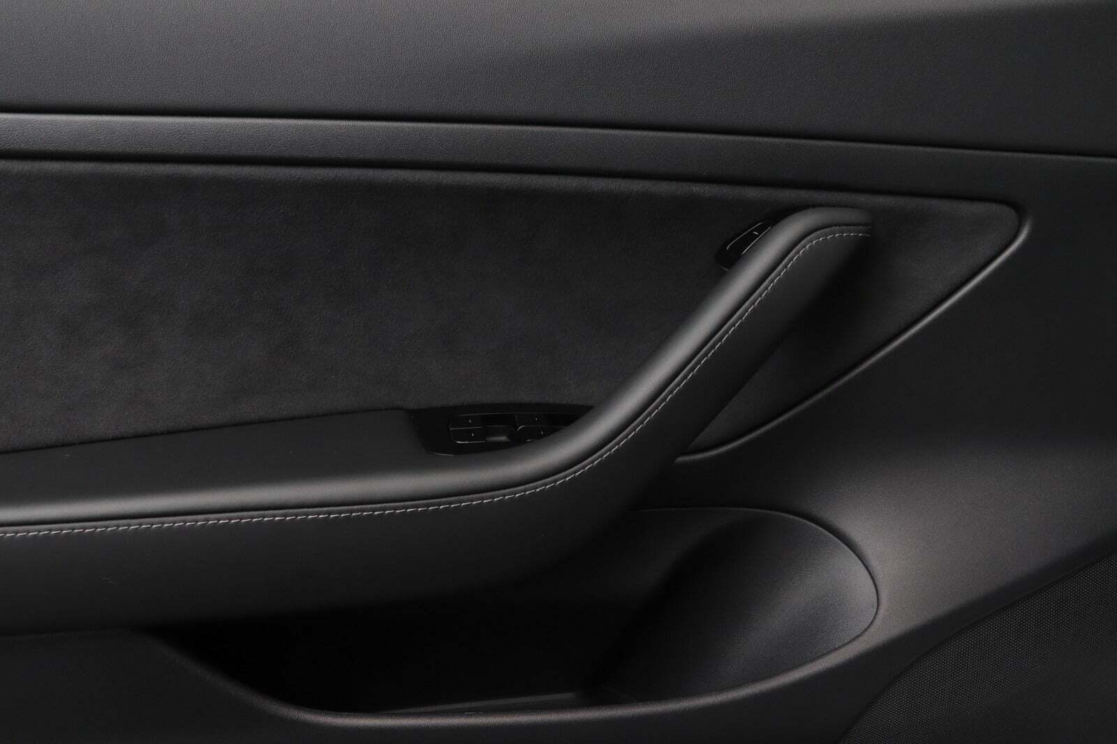 Grå Tesla Model 3 fra 2020