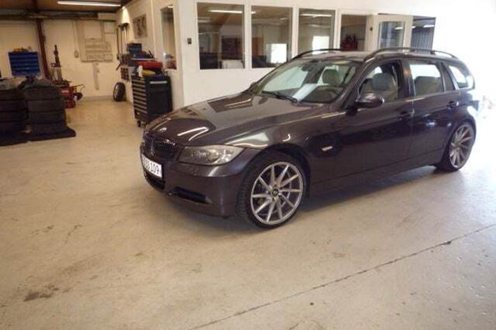 Grå BMW 320d fra 2005