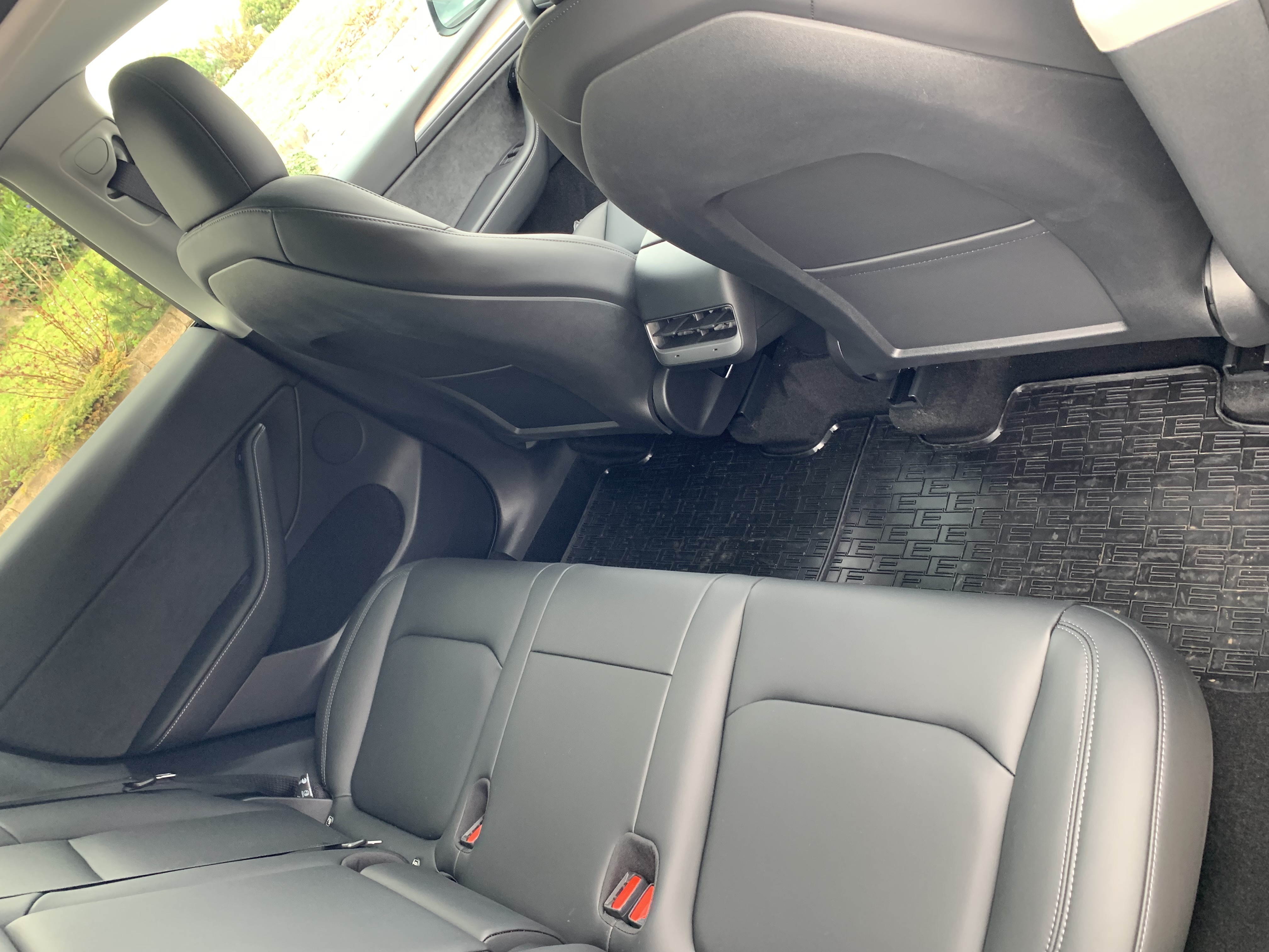 Grå Tesla Model Y fra 2022