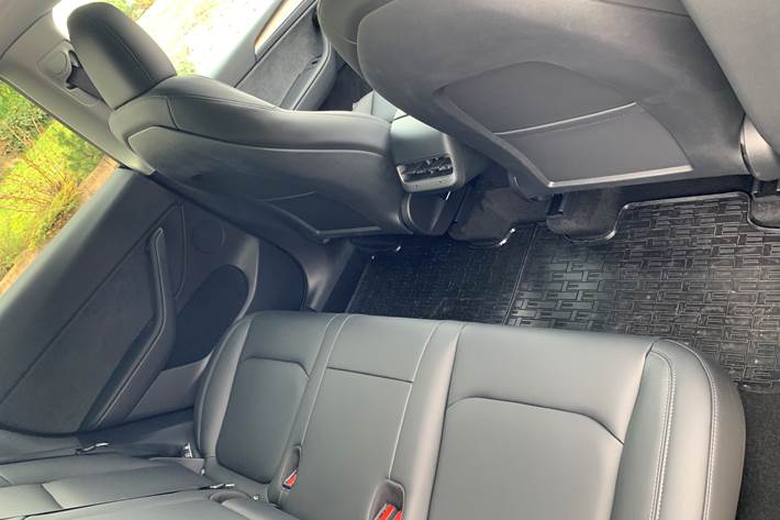 Grå Tesla Model Y fra 2022