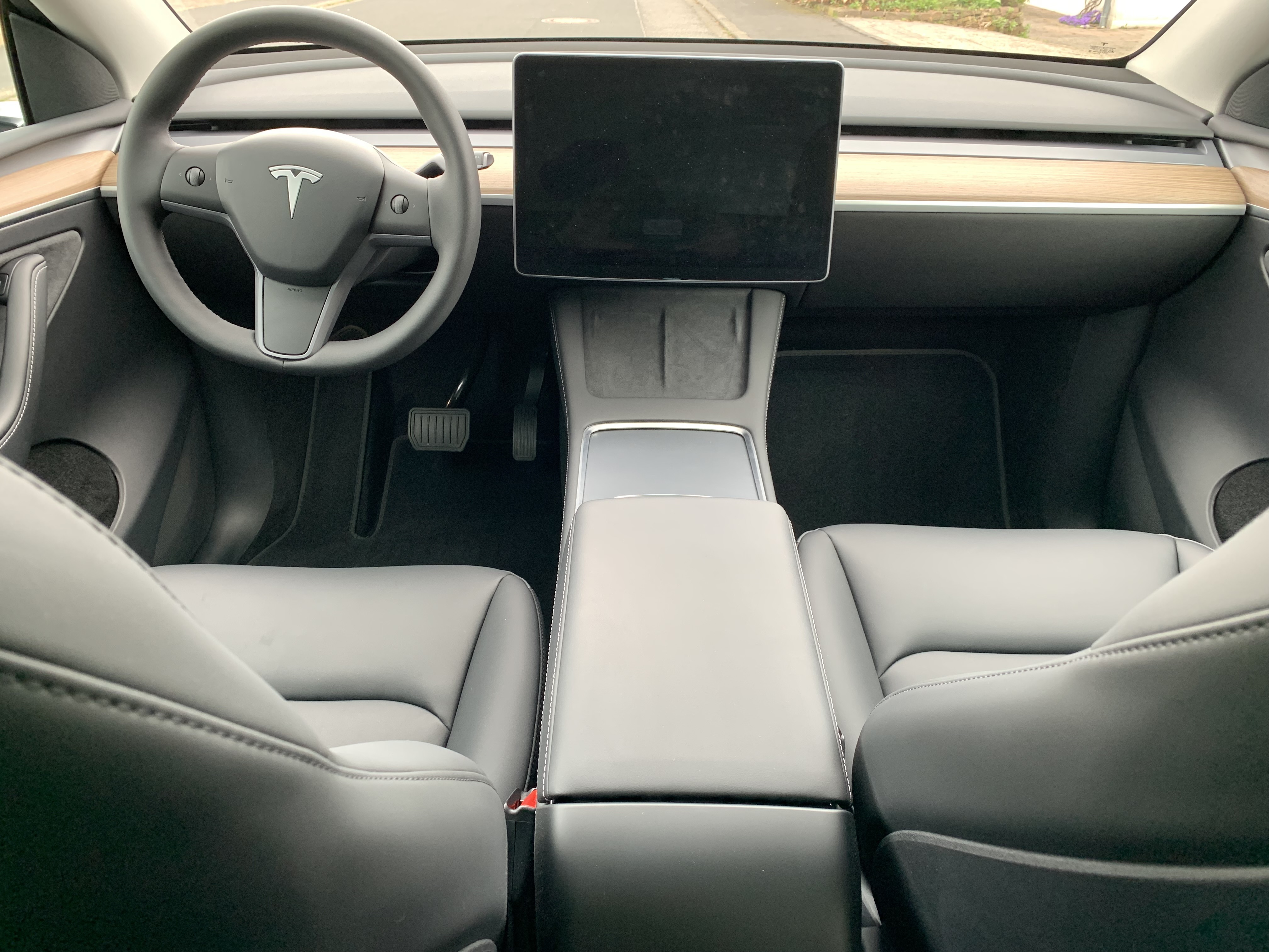 Grå Tesla Model Y fra 2022