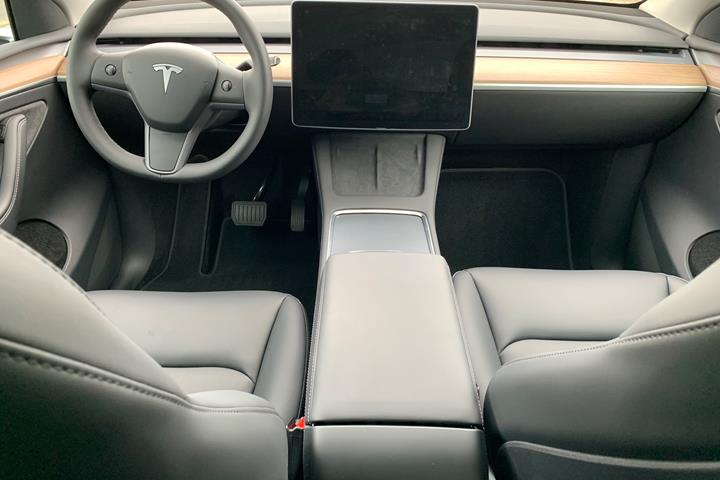 Grå Tesla Model Y fra 2022