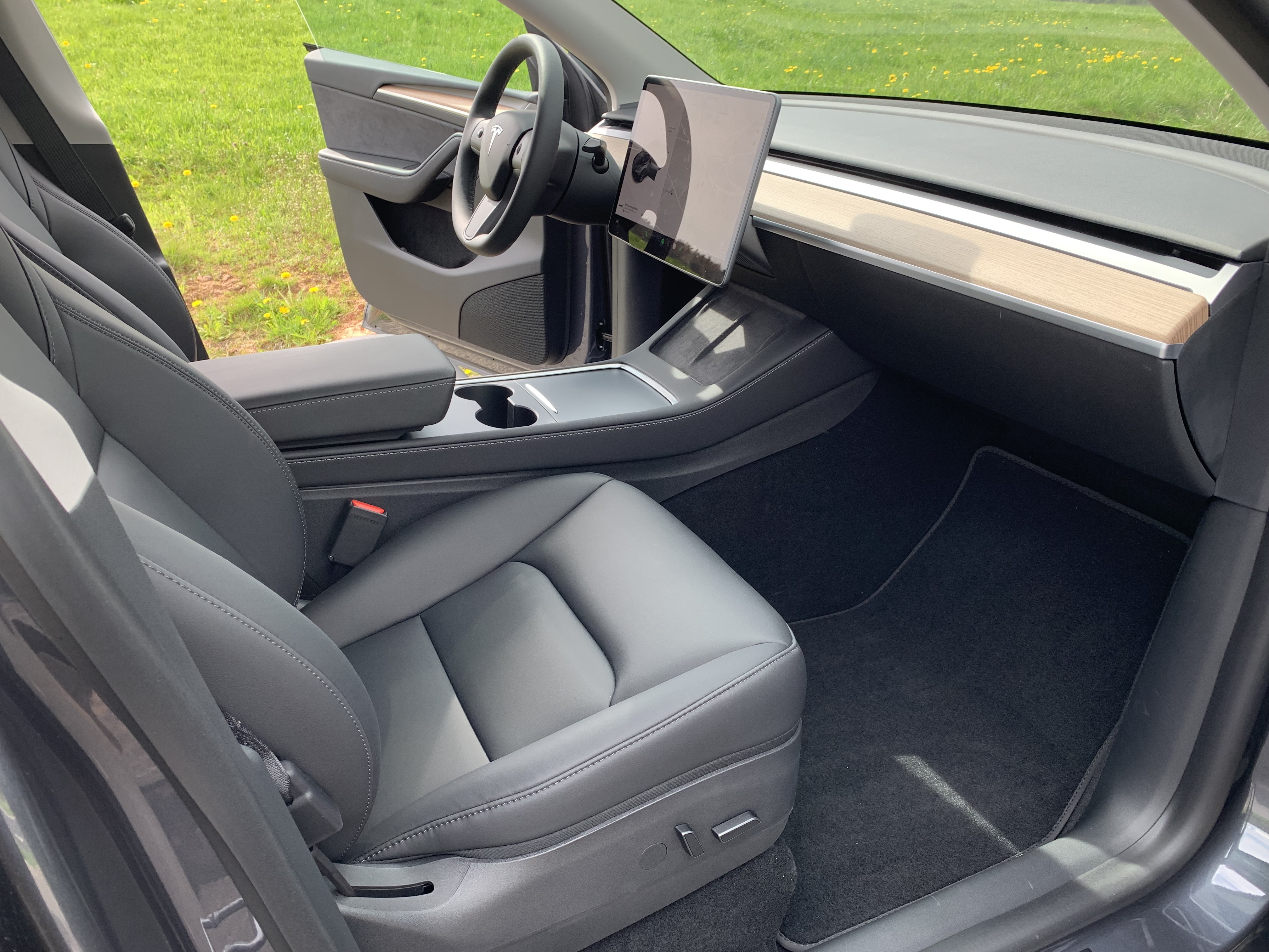 Grå Tesla Model Y fra 2022