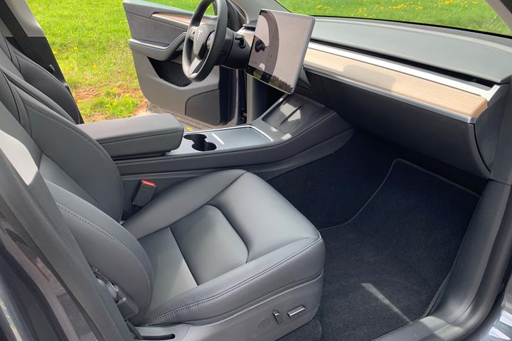 Grå Tesla Model Y fra 2022