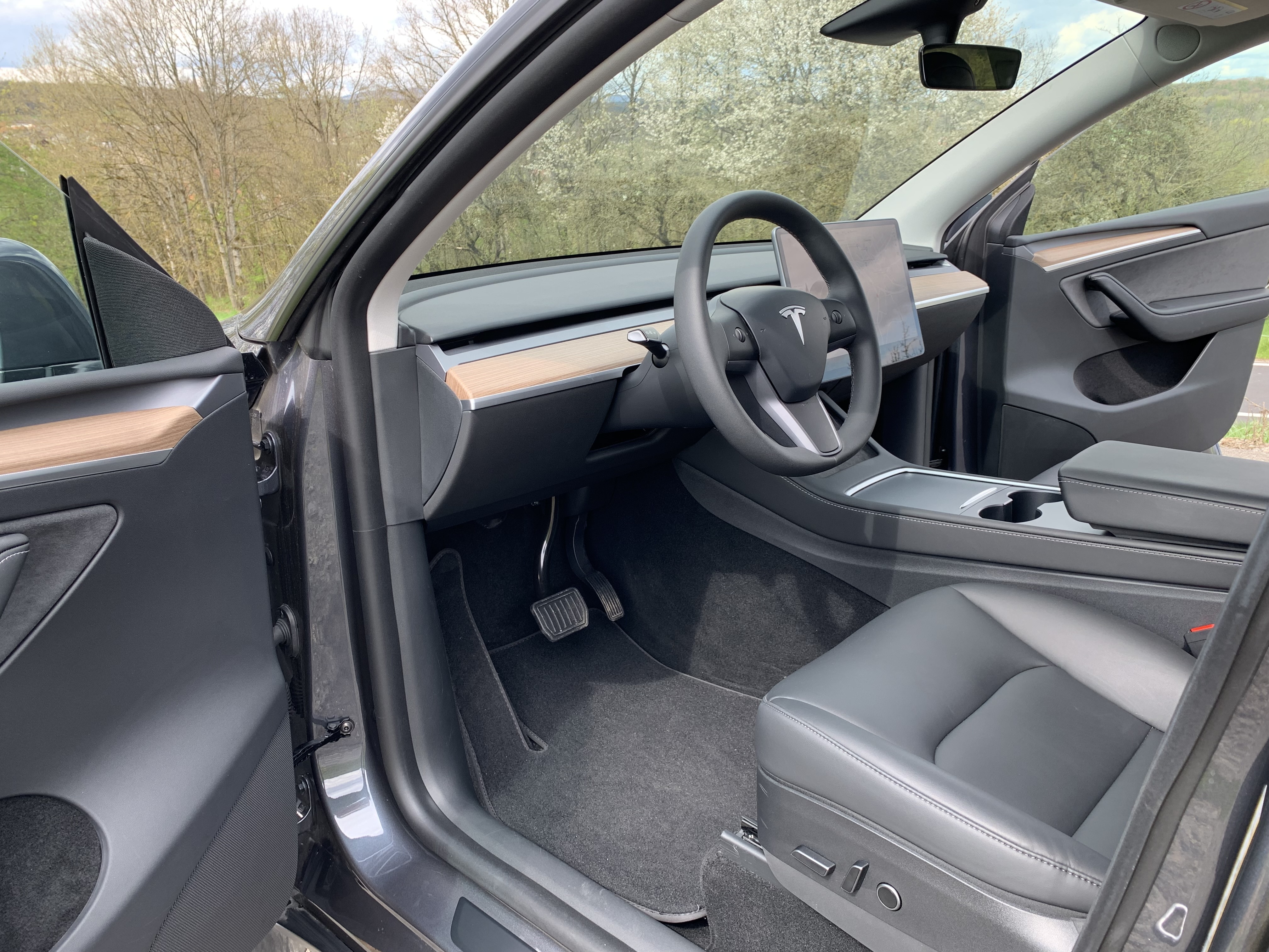 Grå Tesla Model Y fra 2022