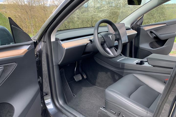 Grå Tesla Model Y fra 2022