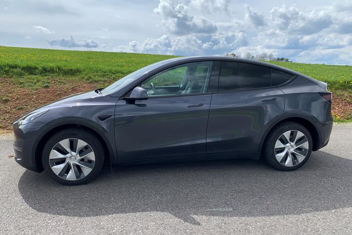 Grå Tesla Model Y fra 2022