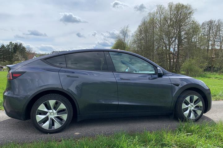 Grå Tesla Model Y fra 2022
