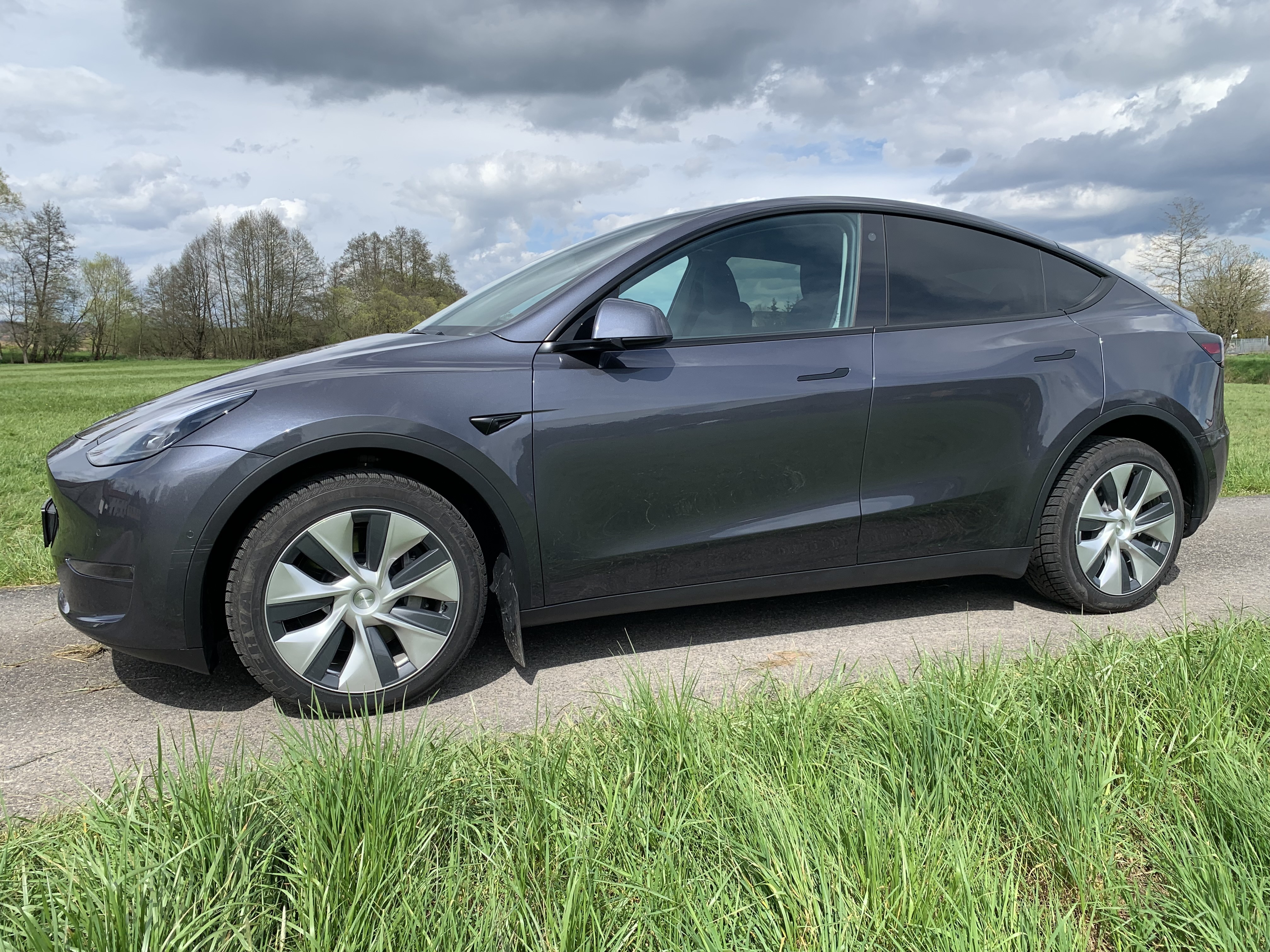 Grå Tesla Model Y fra 2022