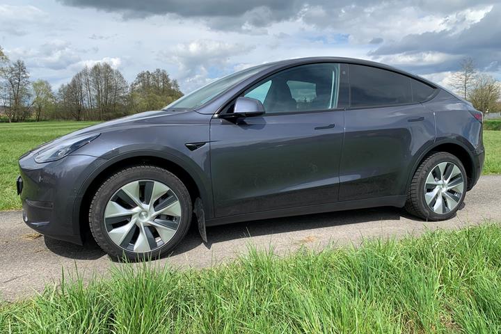 Grå Tesla Model Y fra 2022